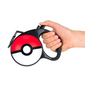 JPT0726-Pets-JPT-PokemonPokeBallRetractableDogLeash-OP-HandsFig01_lpr.jpg